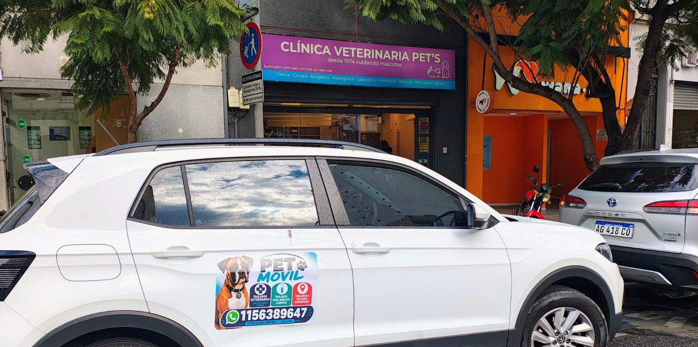 El auto de PET MÓVIL esperando en la puerta de una clínica veterinaria en Buenos Aires